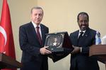 En række lande kæmper om indflydelse på Somalias forsøg på at rejse sig fra vej fra sammenbrudt stat til et mere normalt land. Her har Tyrkiets præsident Recep Tayyip Erdogan i 2015 vovet sig på besøg hos præsident Hassan Sheikh Mohamud ved indvielse af den tyrkisk sponsorerede lufthavnsbygning. 