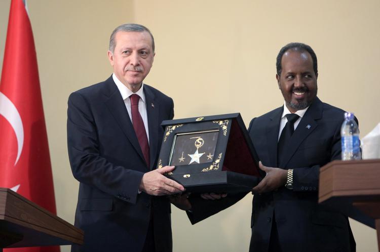En række lande kæmper om indflydelse på Somalias forsøg på at rejse sig fra vej fra sammenbrudt stat til et mere normalt land. Her har Tyrkiets præsident Recep Tayyip Erdogan i 2015 vovet sig på besøg hos præsident Hassan Sheikh Mohamud ved indvielse af den tyrkisk sponsorerede lufthavnsbygning. 