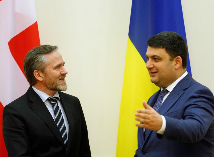 Udenrigsminister Anders Samuelsen i samtale med Ukraines ministerpræsident, Volodymyr Grojsman, i Kijev mandag. 
 