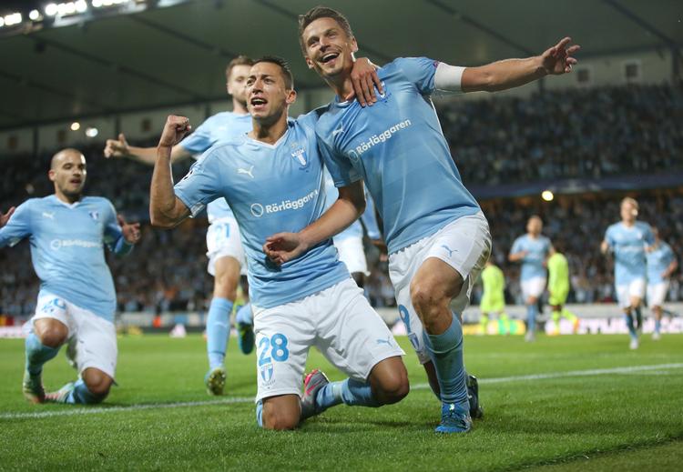 Nikola Djurdjic (i midten med nr. 28 på shortsene) har tidligere spillet i svenske Malmö FF.  