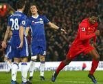 Georginio Wijnaldum (th.) på vej ud i jubel, mens David Luiz græmmer sig med en holdkammerat.  