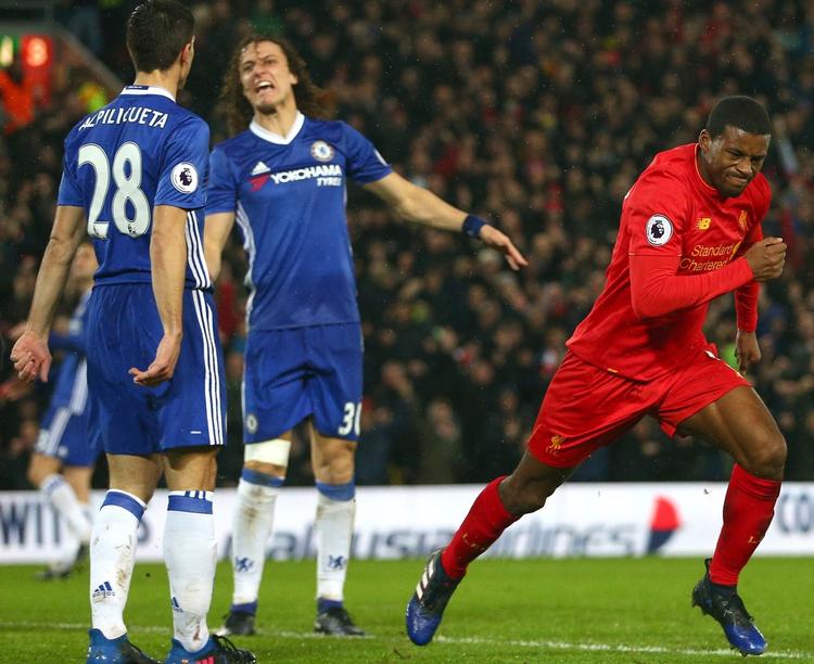 Georginio Wijnaldum (th.) på vej ud i jubel, mens David Luiz græmmer sig med en holdkammerat.  