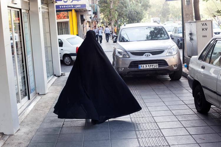 For at finde et billede af en kvinde i burka i arkivet må vi hele vejen til Tehran, Irans hovedstad (arkivfoto fra 2013). 