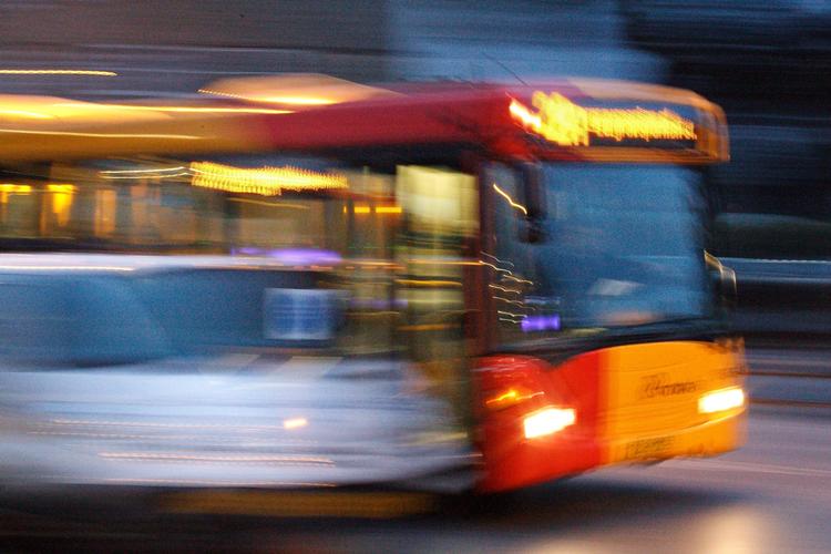 Kollektiv morgentrafik ved Godthåbsvejs station i København. Bus. Bybus. Trafik. Bustrafik. 