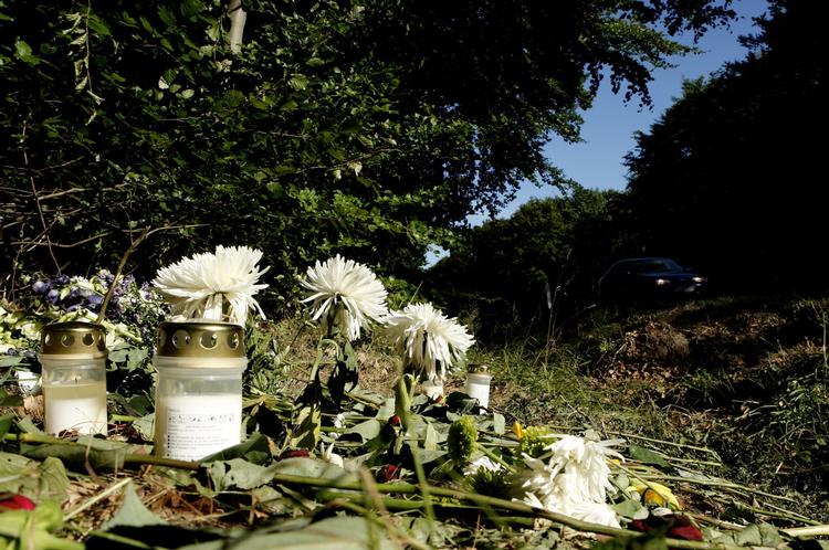 Blomster i vejkanten efter en dødsulykke. I januar mistede 12 familier en af deres kære ved ulykker i trafikken. Arkivfoto. 