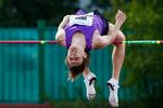 Den stærke russiske højdespringer Ivan Ukhov har opfordret verdensatletikforbundet IAAF til at lade ham og en række russiske kolleger stille op ved VM under neutralt flag.  