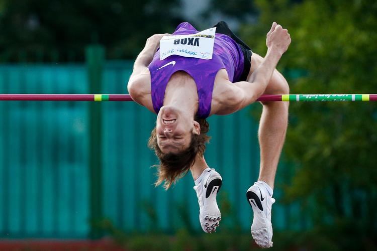 Den stærke russiske højdespringer Ivan Ukhov har opfordret verdensatletikforbundet IAAF til at lade ham og en række russiske kolleger stille op ved VM under neutralt flag.  