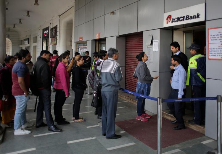 Da den indiske regering annullerede to af de mest populære pengesedler, fik folk kun kort tid til at indlevere dem. Det skabte lange køer foran banker overalt i landet. 