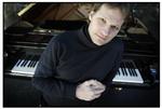 Jazzpianisten Nikolaj Hess er den yngste af tre jazz-brødre, og selv om han kun er 36 år gammel, har han sat sig præg på det danske jazzmiljø i 15 år.   