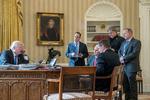 Populister i Det Ovale Værelse. Præsident Donald Trump foran et maleri af USAs 7. præsident Andrew Jackson. Stående bagest er hans seniorrådgiver Steve Bannon. (AP Photo/Andrew Harnik) 