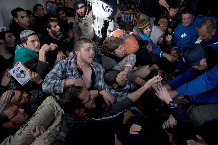 Israelsk politi har de seneste dage været i hårde kampe med bosættere i Amona på Vestbredden.  Bosætterne nægter at følge et israelsk regeringskrav om, at de skal opgive den ulovlige bosættelse. 