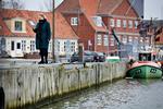 Til daglig er der et godt stykke fra kajkanten til vandet i Køge Havn. Men ved en stormflod på tre meter ville vandet stå et godt stykke over viceborgmester Mette Jorsøs hoved.   