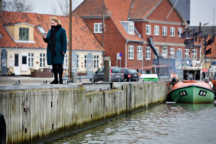 Til daglig er der et godt stykke fra kajkanten til vandet i Køge Havn. Men ved en stormflod på tre meter ville vandet stå et godt stykke over viceborgmester Mette Jorsøs hoved.   