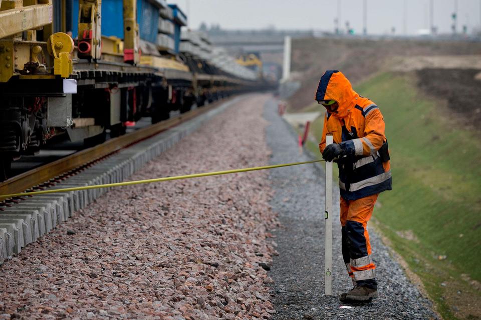 Nøjagtighed. Målebånd og vaterpas. Afstanden skal være rigtig. 