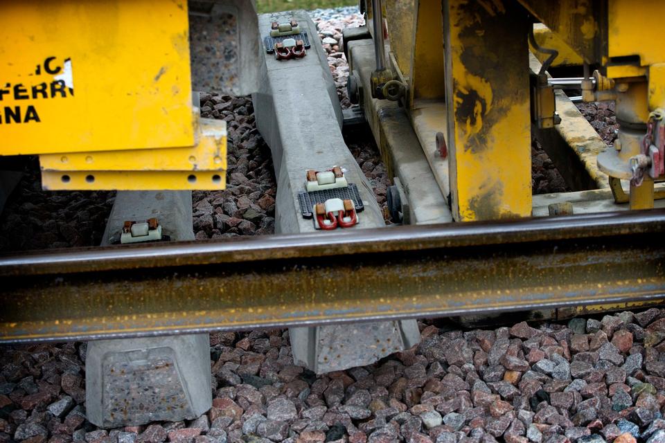 Der lægges 3.200 sveller om dagen. Hver svelle vejer 300 kg og er 2,5 m lang 
