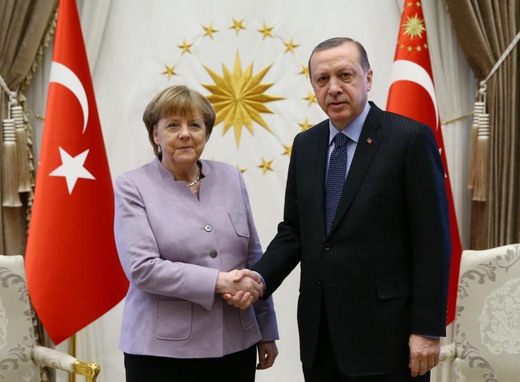 Tyrkiets præsident Erdogan tog i dag i mod Angela Merkel i sit præsidentpalads i Ankara.  