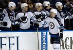 Holdkammeraterne i Winnipeg Jets gratulerer Nikolaj Ehlers med endnu et  mål  i denne sæson. I nat mod Dallas blev det både til assist og scoring i 4-3-sejren. Totalen for sæsonen lyder nu på 19 mål og 28 assist.  