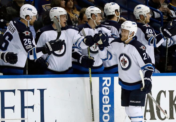 Holdkammeraterne i Winnipeg Jets gratulerer Nikolaj Ehlers med endnu et  mål  i denne sæson. I nat mod Dallas blev det både til assist og scoring i 4-3-sejren. Totalen for sæsonen lyder nu på 19 mål og 28 assist.  