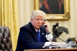 Den amerikanske præsident Donald Trump taler i telefon med Australiens premierminister Malcolm Turnbull (AP Photo/Alex Brandon, File) 