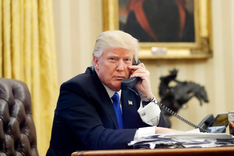 Den amerikanske præsident Donald Trump taler i telefon med Australiens premierminister Malcolm Turnbull (AP Photo/Alex Brandon, File) 