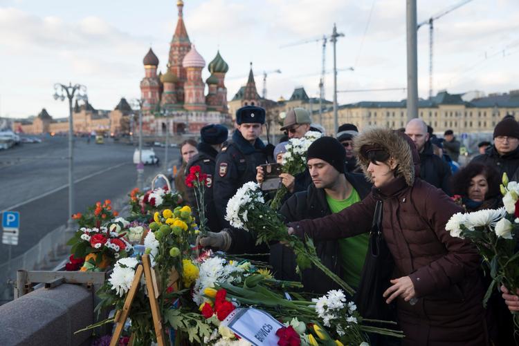 På dette billlede fra 27. februar 2016, årsdagen for mordet på oppositionslederen Boris Nemtsov, lægger moskovitter blomster på den bro, hvor han blev myrdet. Vladimir Kara-Mursa rejste rundt i Rusland med en ny dokumentarfilm om Nemtsov, lige inden han igen blev alvorligt syg. 