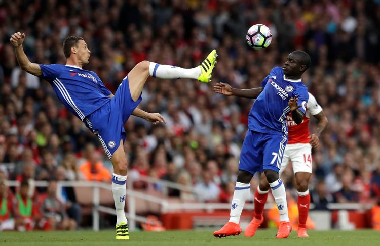 Hvis Arsenal skal kunne true Chelsea på udebane er det vigtigt at få den lille blå slider N’Golo Kante (th.) sat ud af spillet. Den myreflittige midtbanespiller er manden, der sørger for den rette balance på Chelseas midtbane – ganske som har var det hos Leicester i sidste års jubelsæson.  