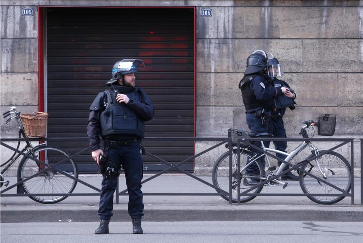 Kampklædte betjente bevogter det verdenskendte museum efter formiddagens angreb. 