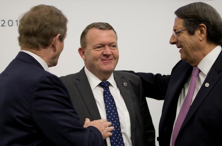 Under topmødet i Maltas hovedstad Valletta i dag forsøger statsminister Lars Løkke Rasmussen (V) at mane til ro midt under andre lederes skarpe kritik af USA's nye præsident, Donald Trump. Her ses Løkke sammen med Irlands leder, Enda Kenny (t.v.) og Cyperns præsident, Nicos Anastasiades. 