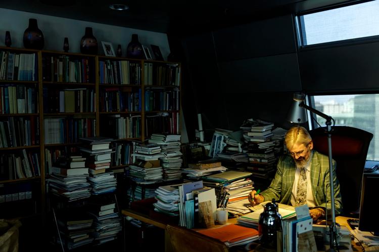 Erland Kolding Nielsen, tidligere direktør for Det Kongelige Bibliotek, afgik for nyligt ved døden. Jes Stein Pedersen mindes bogentusiasterne Finn Holten Hansen og Erland Kolding Nielsen.   