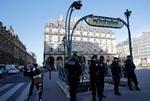 En mand bevæbnet mand angreb i dag en gruppe soldater ved Louvre-museet i Paris. Han sårede den ene med en machete, før han blev skudt og såret.  