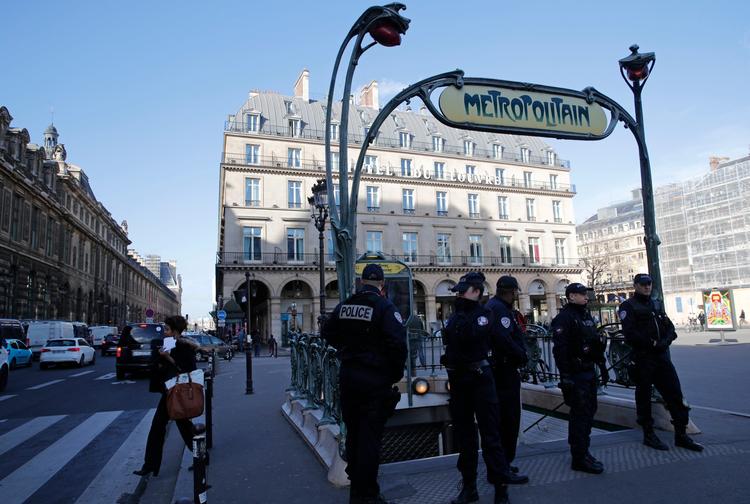 En mand bevæbnet mand angreb i dag en gruppe soldater ved Louvre-museet i Paris. Han sårede den ene med en machete, før han blev skudt og såret.  