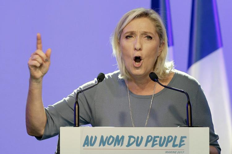 Marine Le Pens parti, Front Nationale, afviser, at det var dem, der bad om at få smidt den franske journalist ud fra pressemødet i Paris. 