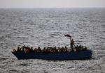 Op mod 1.000 migranter - det største antal på én dag i år - er blevet samlet op nord for Libyens kyster i dag, mens EU's ledere sad på Malta og diskuterede metoder til at standse dem. Her vinker migranter fra en træbåd 21 sømil nord for den libyske by Sabratha tidligere i dag.
 
