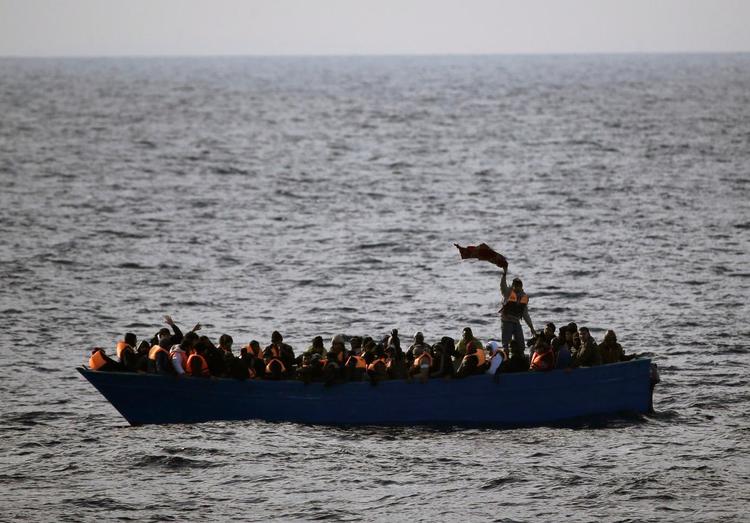 Op mod 1.000 migranter - det største antal på én dag i år - er blevet samlet op nord for Libyens kyster i dag, mens EU's ledere sad på Malta og diskuterede metoder til at standse dem. Her vinker migranter fra en træbåd 21 sømil nord for den libyske by Sabratha tidligere i dag.
 