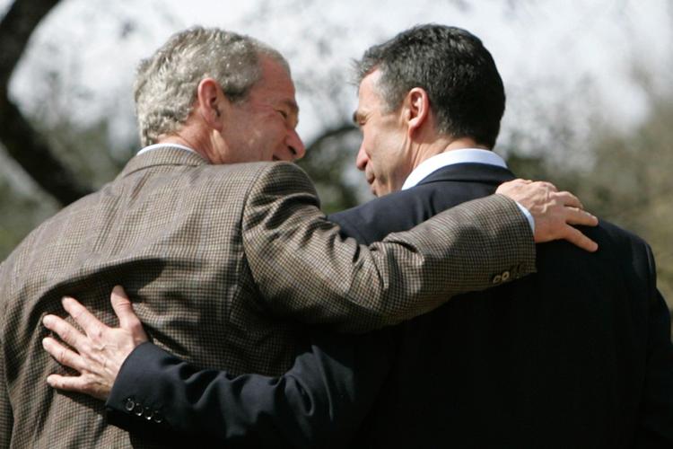 Siden terrorangrebet på USA i 2001 har Danmark fulgt en loyal transatlantisk kurs over for USA - her personificeret af det nære forhold mellem daværende præident George W. Bush og daværende statsminister Anders Fogh Rasmussen.  