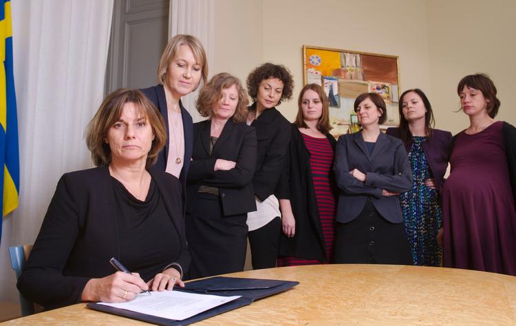 På Facebook opfatter mange det som om, Sveriges vicestatsminister, Isabella Lövin, med dette foto parodierer Trumps foto fra underskrivelsen af et forbud mod at give amerikanske skattekroner til internationale organisationer, der udfører aborter.  