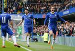 Chelseas Marcos Alonso har scoret til 1-0, og Chelsea tager kontrollen med kampen på Stamford Bridge lørdag eftermiddag.  