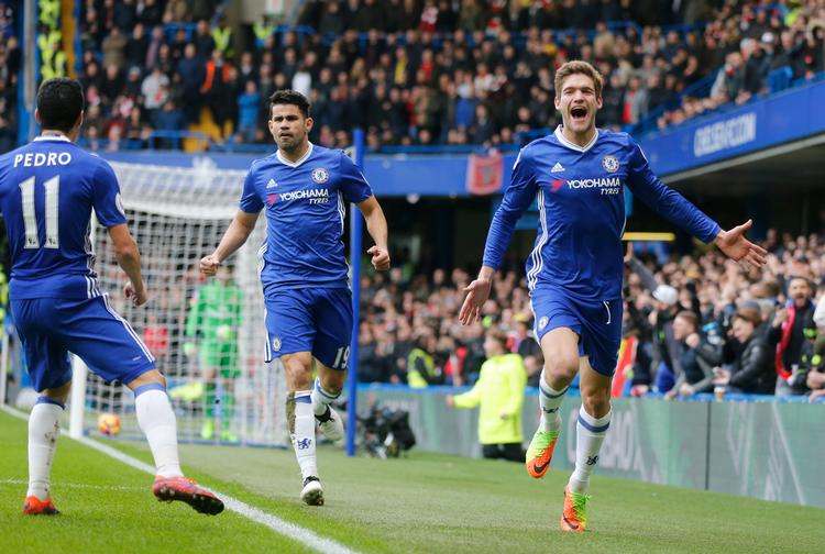 Chelseas Marcos Alonso har scoret til 1-0, og Chelsea tager kontrollen med kampen på Stamford Bridge lørdag eftermiddag.  