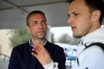 Allan Kuhn sludrer med William Kvist, der ikke spillede med i mesterholdets kamp mod sydkoreanske Jeonbuk Motors

Allan Kuhn ekstræner i Malmö FF taler med Fcks William Kvist. 