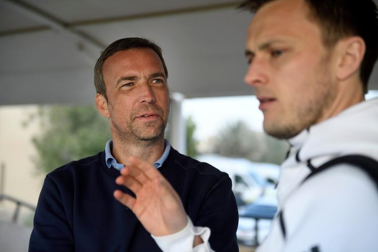 Allan Kuhn sludrer med William Kvist, der ikke spillede med i mesterholdets kamp mod sydkoreanske Jeonbuk Motors

Allan Kuhn ekstræner i Malmö FF taler med Fcks William Kvist. 