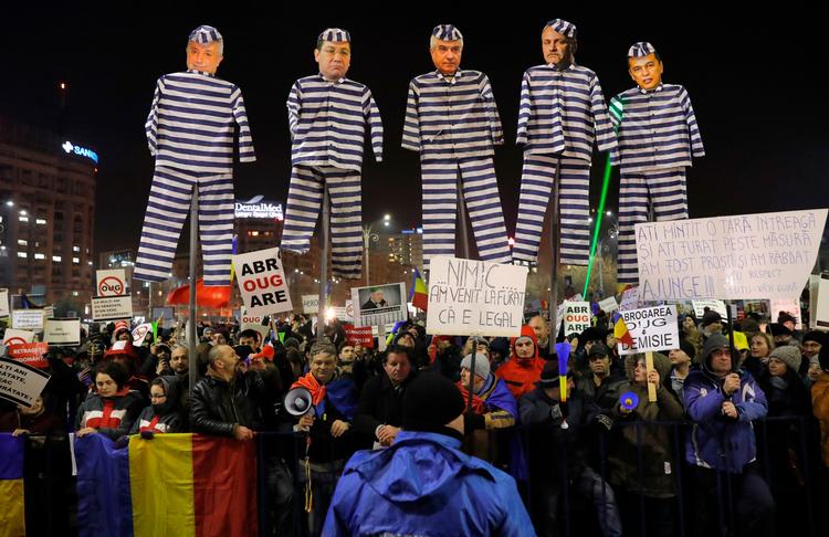 Hundrede tusinder af rumænere har de seneste dage protesteret mod regeringens forslag. Nu har de sejret.  