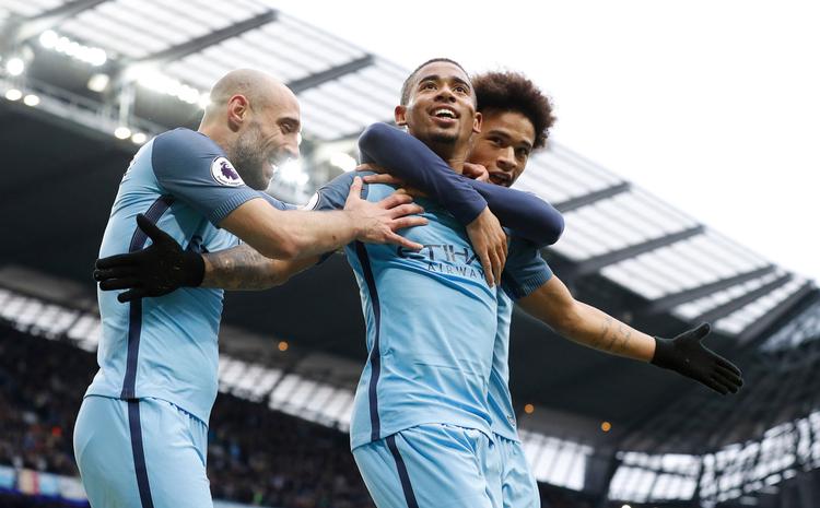 Manchester Citys Gabriel Jesus fejres af holdkammeraterne, efter han har sikret 2-1-sejren over Swansea.   