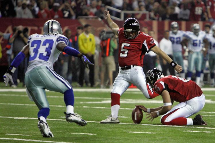 Morten Andersen bruger her sin usædvanlige benstyrke i kamp mod Dallas Cowboys i 2006. Den danske kicker er i nat blevet optaget i Hall of Fame.  