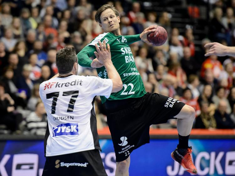 Den svævende Kasper Søndergaard var manden, der bragte Skjern tilbage i kampen, da han udlignede til 23-23. (arkivfoto) 