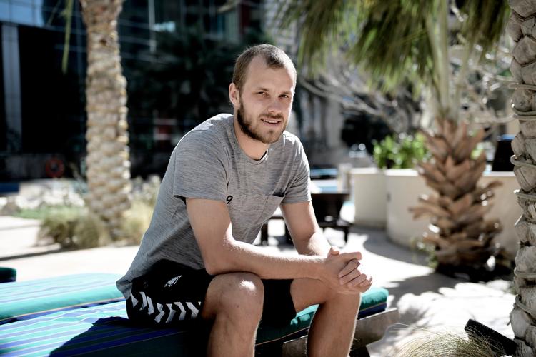 Brøndbys Teemu Pukki hviler ud i solen efter endnu en hård formiddagstræning under Alexander Zorniger



 