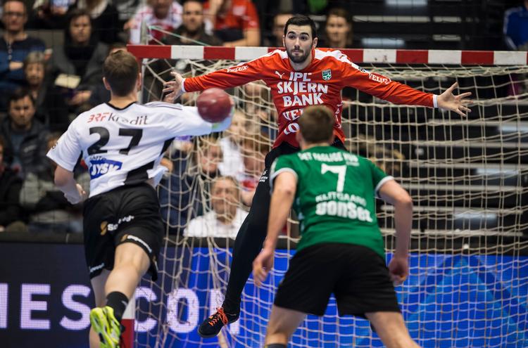 Tibor Ivanisevic, målmanden i rødt, var den helt store spiller i pokalfinalen. Den blev vundet af Skjern 27-20. Her bliver han dog passeret på straffekast af BSVs Kristian Klitgaard. 