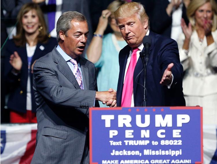 Storbritanniens og USA's enegang, symboliseret ved Nigel Farage og Donald Trump under sidstnævntes valgkamp.  