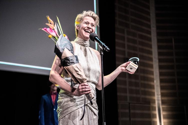 En glad og beskeden Trine Dyrholm med prisen som årets skuespillerinde for sin rolle i 'Kollektivet'. 