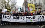 I mange byer verden over - her i London - fortsætter demonstrationerne mod Trumps indrejseforbud. 
