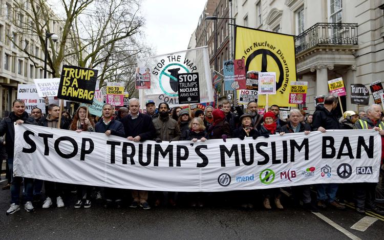 I mange byer verden over - her i London - fortsætter demonstrationerne mod Trumps indrejseforbud. 